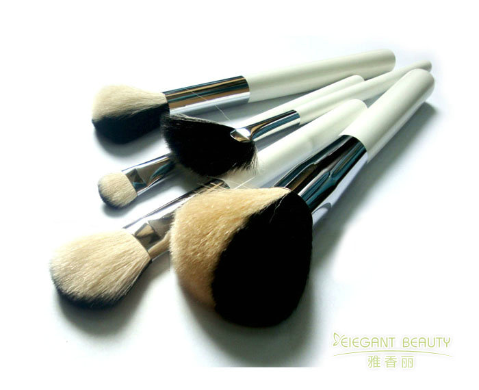 化妝刷的毛質(zhì)有哪些種類(lèi)？各有什么優(yōu)缺點(diǎn)？