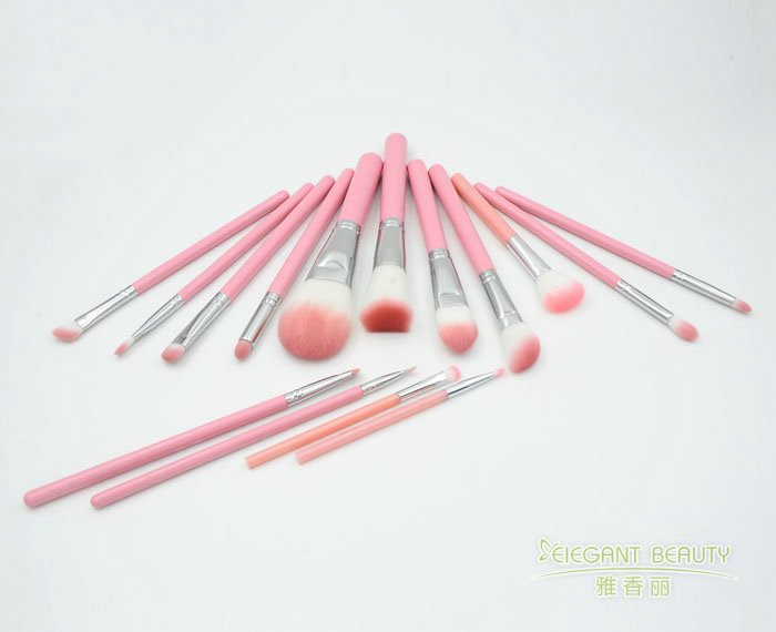 針對(duì)不同化妝技巧，應(yīng)如何選擇適合的化妝刷型號(hào)和大?。? width=