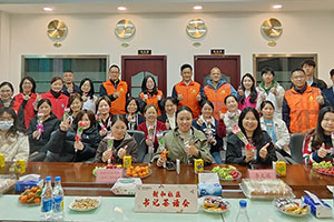 福城街道新和社區(qū)蒞臨雅香麗化妝用品（深圳）有限公司開(kāi)展“巾幗綻放.婦女權(quán)益保護(hù)法介紹”書記茶話會(huì)。
